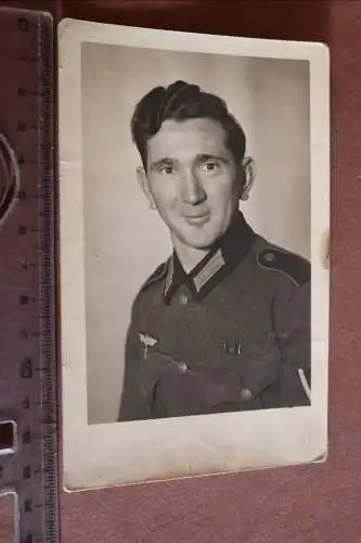 Tolles altes Foto - Portrait eines Soldaten , kleine Bandspange