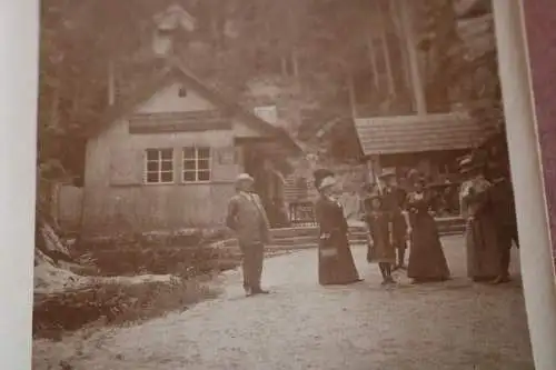 tolles altes Foto Personen - Gebäude Glas u. Gallanterie usw. Handlung - Ort ?