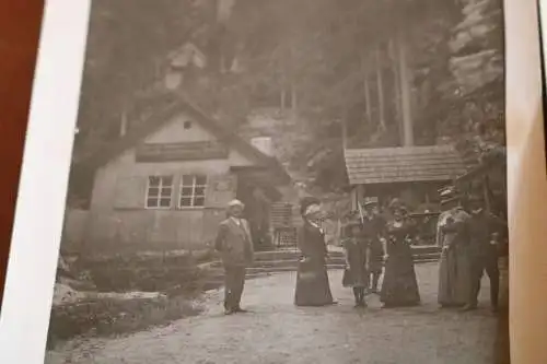 tolles altes Foto Personen - Gebäude Glas u. Gallanterie usw. Handlung - Ort ?