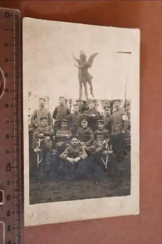 Altes Foto - Gruppe Soldaten  vor einem Denkmal mit einem Engel - Ort ???