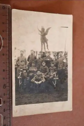 altes Foto - Gruppe Soldaten  vor einem Denkmal mit einem Engel - Ort ???