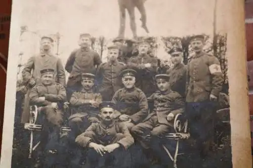 altes Foto - Gruppe Soldaten  vor einem Denkmal mit einem Engel - Ort ???