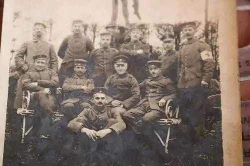 altes Foto - Gruppe Soldaten  vor einem Denkmal mit einem Engel - Ort ???