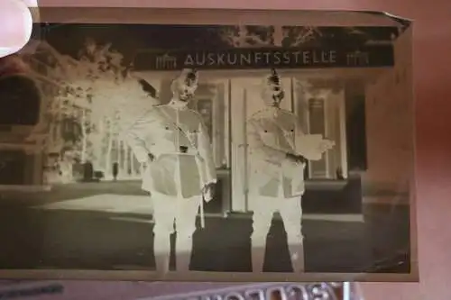 altes Foto + Negativ - Berlin Auskunftstelle  mit zwei Polizisten 1920-30 ??