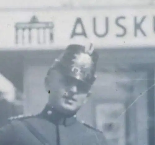 altes Foto + Negativ - Berlin Auskunftstelle  mit zwei Polizisten 1920-30 ??