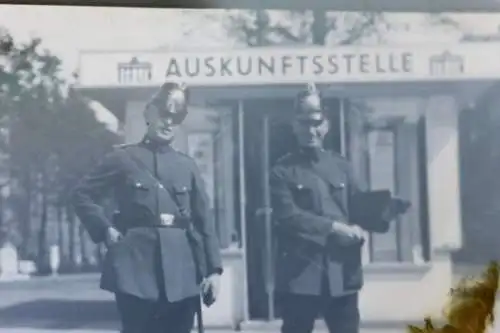 altes Foto + Negativ - Berlin Auskunftstelle  mit zwei Polizisten 1920-30 ??