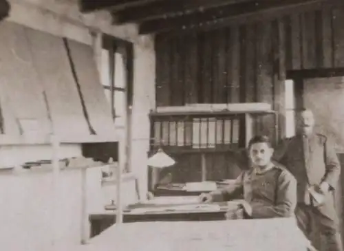 tolles altes Foto - Auswertungsstelle Soldaten - Termes Mühle 1918