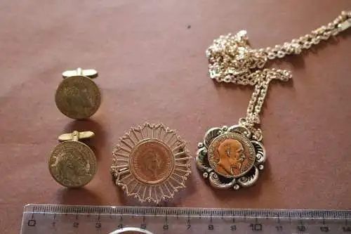 Manschettenknöpfe mit Münzen und Broschen