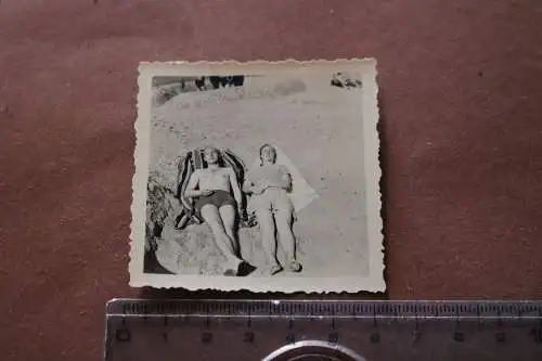 tolles altes Foto - Mann und Frau sonnen sich Strand- Strandburg FKL-MOZ 
