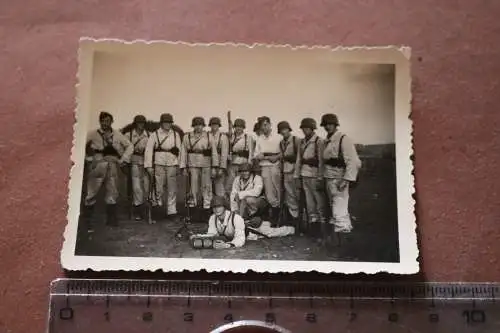 tolles altes Foto - Gruppe Soldaten - Ausbildung Luftwaffe - MG - Rundmagazine 