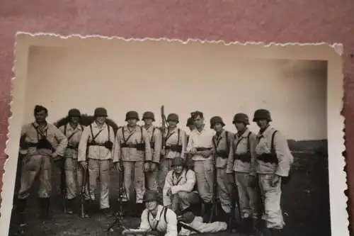 tolles altes Foto - Gruppe Soldaten - Ausbildung Luftwaffe - MG - Rundmagazine 