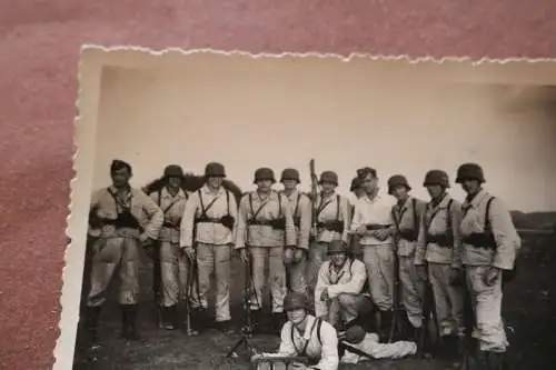 tolles altes Foto - Gruppe Soldaten - Ausbildung Luftwaffe - MG - Rundmagazine 
