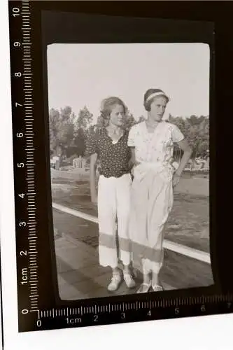 tolles altes Negativ -zwei  Mädels auf Schiff  - 50-60er Jahre 