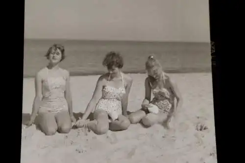 tolles altes Negativ -drei Mädels am Strand - 50-60er Jahre