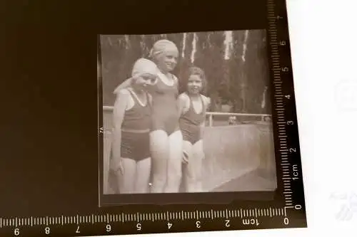 Tolles altes Negativ -drei Mädchen in Badeanzügen -  30-50er Jahre