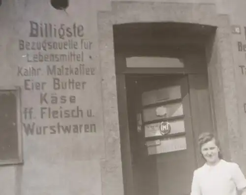 tolles altes Negativ - Frau vor Lebensmittelladen ?? Billigste Lebensmittel 