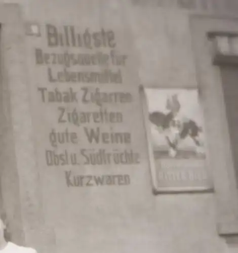 tolles altes Negativ - Frau vor Lebensmittelladen ?? Billigste Lebensmittel 