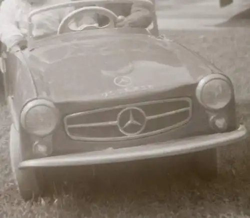 zwei tolle alte Negative - Kinder im Tretauto - Mercedes 190SL ??? 50-60er Jahre