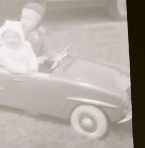 zwei tolle alte Negative - Kinder im Tretauto - Mercedes 190SL ??? 50-60er Jahre