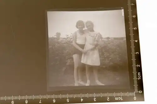 Tolles altes Negativ zwei Mädchen umarmen sich - 30-50er Jahre ?