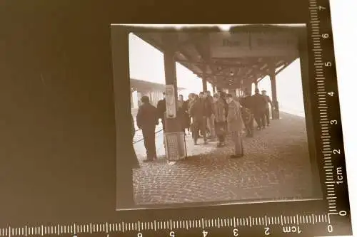 tolles altes Negativ Bahnsteig Richtung Kleve / Oberhausen - Maoam Automat 50/60