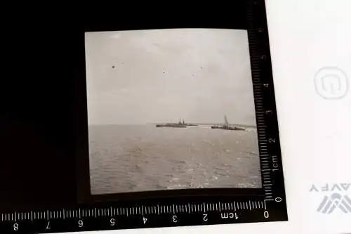 tolles altes Negativ - Kriegsschiffe - Laboe - Denkmal im Hintergrund 