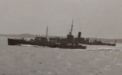 tolles altes Negativ - Kriegsschiffe - Laboe - Denkmal im Hintergrund
