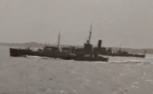 tolles altes Negativ - Kriegsschiffe - Laboe - Denkmal im Hintergrund 