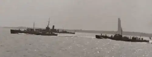 tolles altes Negativ - Kriegsschiffe - Laboe - Denkmal im Hintergrund 