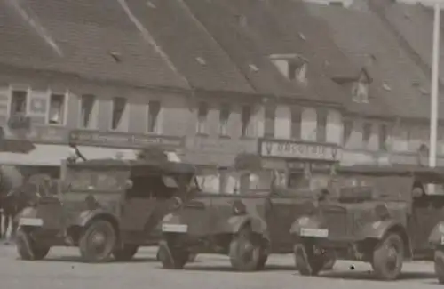 tolles altes Negativ - Marktplatz Fahrzeuge Wehrmacht - Kaiser´s Kaffee und ande