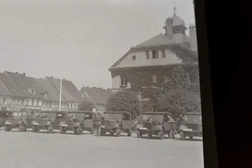 tolles altes Negativ - Marktplatz Fahrzeuge Wehrmacht - Kaiser´s Kaffee und ande