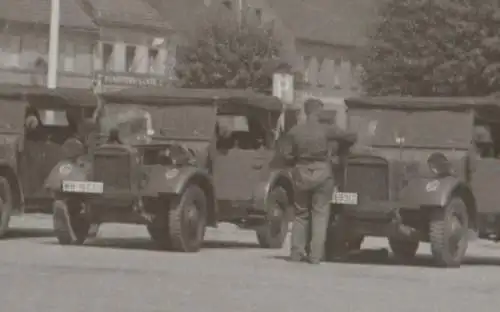 tolles altes Negativ - Marktplatz Fahrzeuge Wehrmacht - Kaiser´s Kaffee und ande