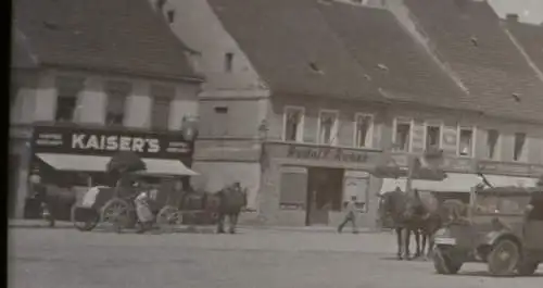 tolles altes Negativ - Marktplatz Fahrzeuge Wehrmacht - Kaiser´s Kaffee und ande