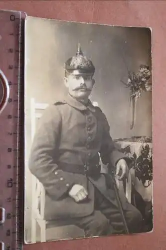 tolles altes Foto - Portrait eines Soldaten mit Pickelhaube 