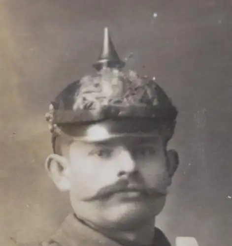 tolles altes Foto - Portrait eines Soldaten mit Pickelhaube 