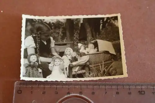 tolles altes Foto - Mädchen mit ihren ganzen Puppen - Porzellanpuppen ? 1940