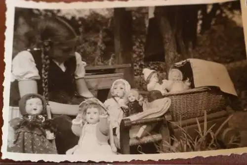 tolles altes Foto - Mädchen mit ihren ganzen Puppen - Porzellanpuppen ? 1940