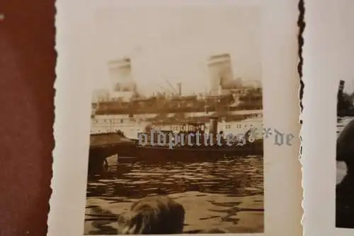 zwei alte Foto - Passagierdampfer am sinken - Feuer ? Hamburger Hafen ? 20-30er