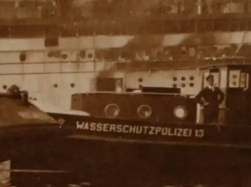 zwei alte Foto - Passagierdampfer am sinken - Feuer ? Hamburger Hafen ? 20-30er