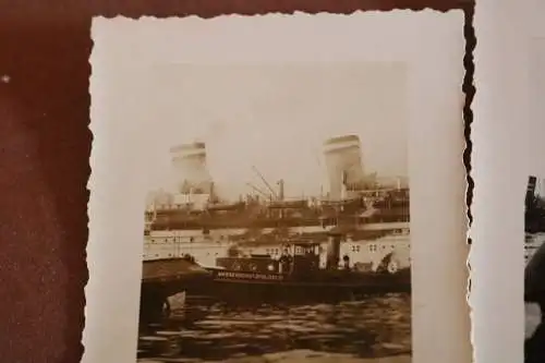 zwei alte Foto - Passagierdampfer am sinken - Feuer ? Hamburger Hafen ? 20-30er