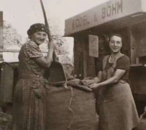 tolles altes Foto Landarbeit Frauen beim Dreschen - Dreschmaschine Ködel & Böhm 