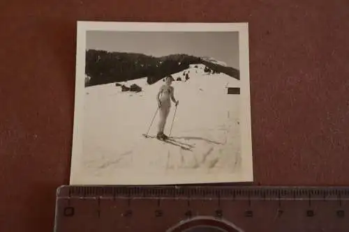 tolles altes Foto Frau im Bikini am Skifahren Kl.Walsertal - 1951