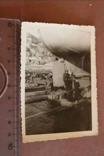  altes Foto Marinewerft ?? Trockendock - Matrosen - Schiffsreparatur 
