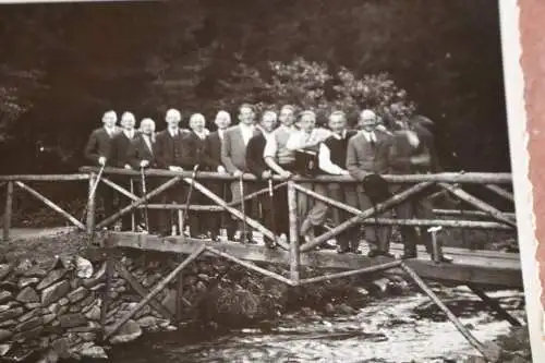 tolles altes Gruppe Männer im Ober Harz - auf Holzbrücke 20-30er Jahre ?