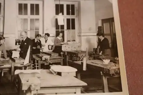 tolles altes Foto Frauen am Holzwerken - Künstlerinnen ? 1934/35