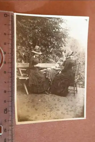 Tolles altes Foto zwei Frauen beim Tee oder Kaffee trinken mit Hut - 1885