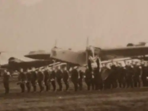 fünf tolle alte Fotos - Soldaten angetreten - Fliegerhorst Gotha - 30-40er Jahre