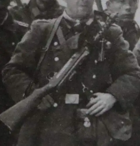 tolles altes Gruppenfoto - Soldaten Polizei-Einheit Bergmann-MP - Schiessbecher