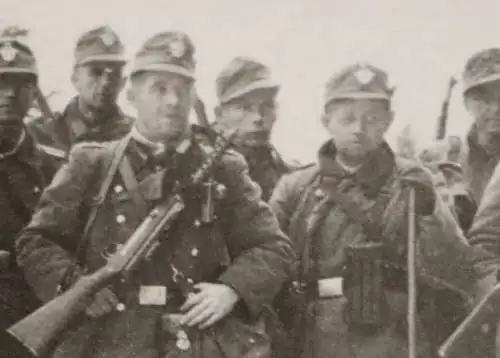 tolles altes Gruppenfoto - Soldaten Polizei-Einheit Bergmann-MP - Schiessbecher