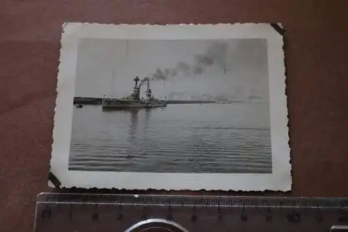 Tolles altes Foto - mir unbekannter Kreuzer - Kriegsschiff vor Anker in ??